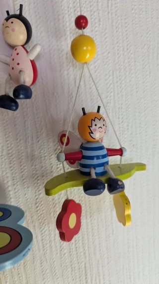 Móvil infantil de madera