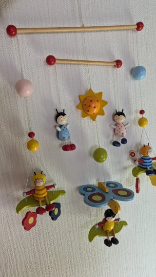 Móvil infantil de madera