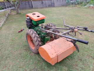 Motocultor naranja y verde