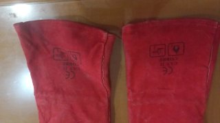 Guantes de cuero rojos