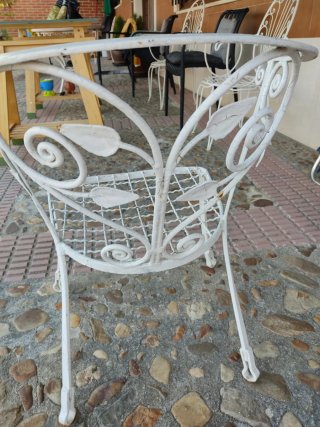 Silla de forja blanca con diseño