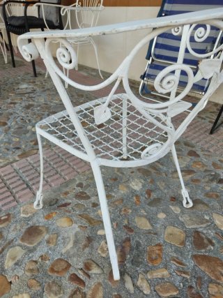 Silla de forja blanca con diseño