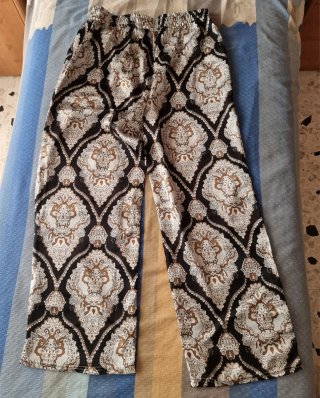 Pantaloni fantasia beige e nero