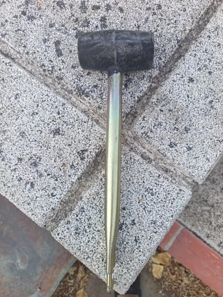 Maza de goma y metal