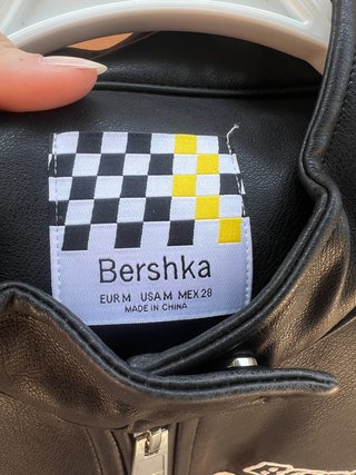 Chaqueta BERSHKA motera cropped negra y roja