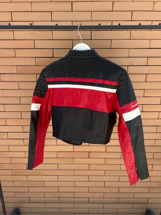 Chaqueta BERSHKA motera cropped negra y roja