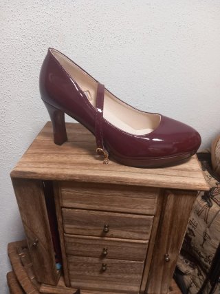 Zapato tacón burdeos charol