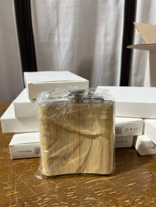 Petaca de madera y metal