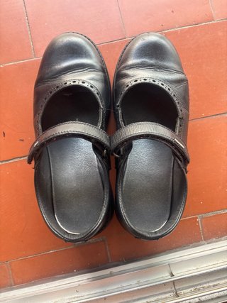 Zapatos negros colegiales de niña. Marca Pablosky