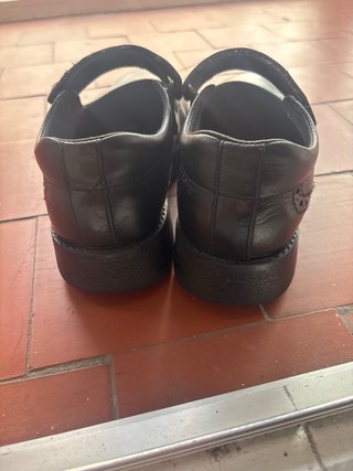 Zapatos negros colegiales de niña. Marca Pablosky