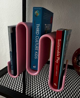 Organizador de estantería rosa y amarillo