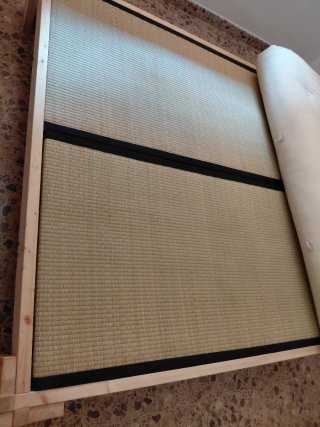 Cama estilo japonés de madera