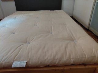 Cama estilo japonés de madera