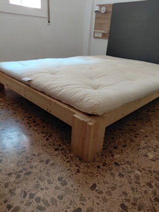 Cama estilo japonés de madera