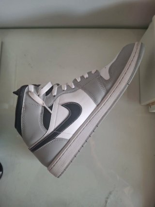 Jordan 1 Mid Gris y Blanco Talla 42