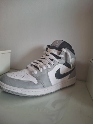 Jordan 1 Mid Gris y Blanco Talla 42