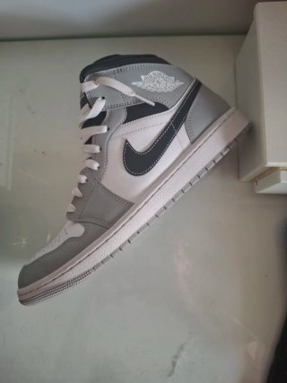 Jordan 1 Mid Gris y Blanco Talla 42