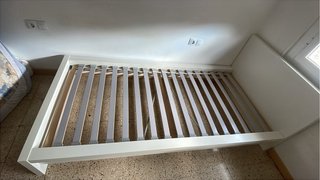 Cama individual blanca con cabecero