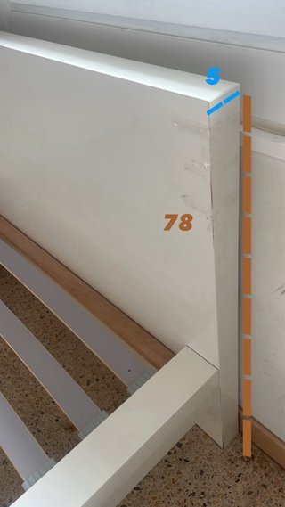 Cama individual blanca con cabecero
