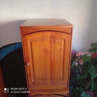 Mueble de madera con puerta