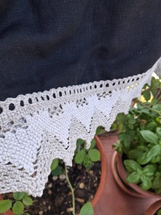 Abito nero con pizzo. Mariella