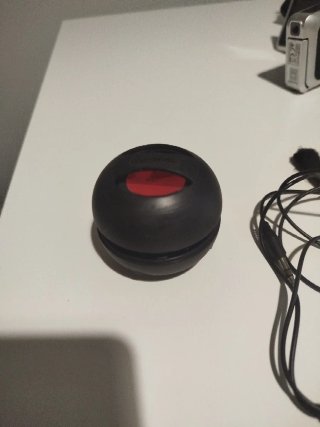 Mini altavoz Bluetooth negro y rojo