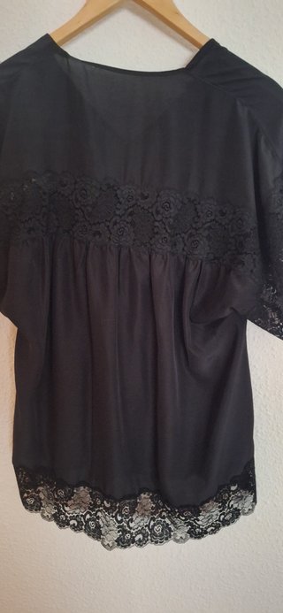 Elegante blusón de estilo lencero en color negro.