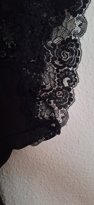 Elegante blusón de estilo lencero en color negro.
