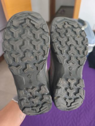 Botas de montaña 2x1 grises y rojas Talla 37y32