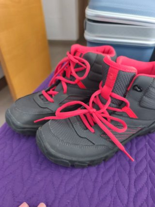 Botas de montaña 2x1 grises y rojas Talla 37y32