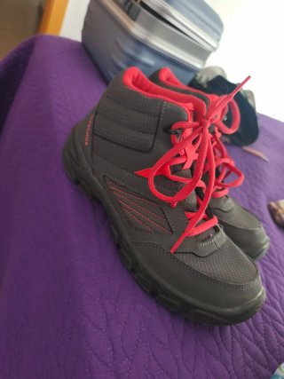 Botas de montaña 2x1 grises y rojas Talla 37y32