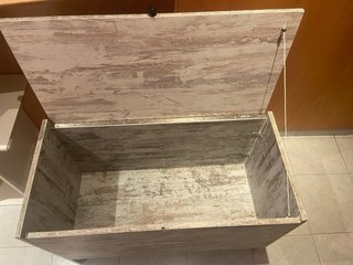 Baúl de madera gris, blanco y marrón