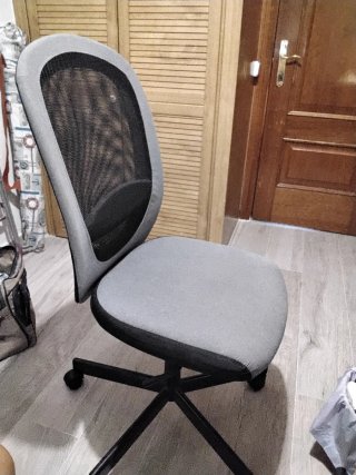 Silla de oficina gris con respaldo de malla