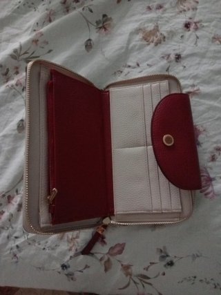 Cartera Beige y Roja con Cierre de Botón