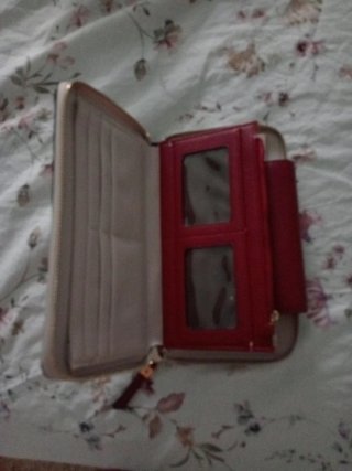 Cartera Beige y Roja con Cierre de Botón