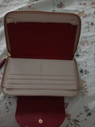 Cartera Beige y Roja con Cierre de Botón