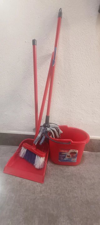 Cubo Fregona y Escobillón Rojo
