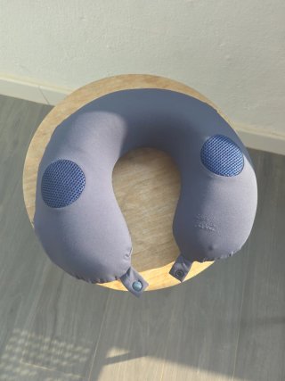 Cojín cervical azul y gris