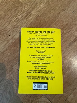Libro Holes - Louis Sachar (Inglés)