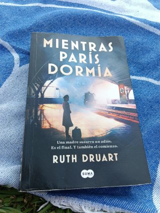 Mientras París Dormía / While Paris Slept
