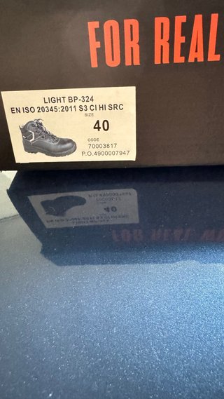 Botas de seguridad para trabajadores.