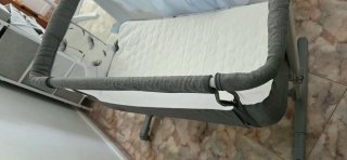 Cuna de bebé con estampado de diente de león