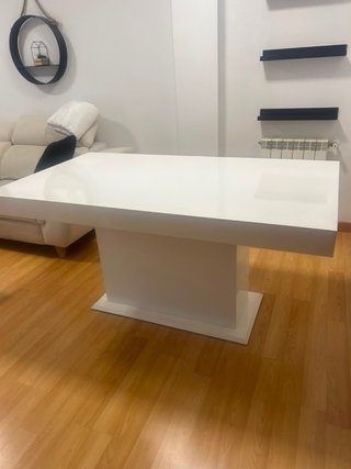Mesa de salón lacada en blanco