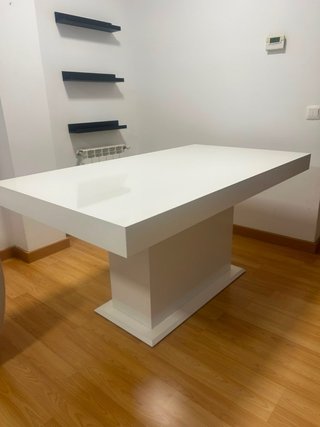 Mesa de salón lacada en blanco