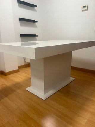 Mesa de salón lacada en blanco