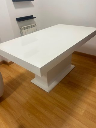 Mesa de salón lacada en blanco