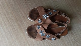 Sandalias cuña plataforma con pedrería
