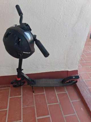 Patinete Sawyer Bikes Negro y casco