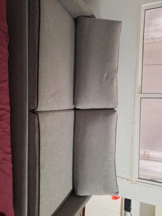 Sofá de tela beige y rojo