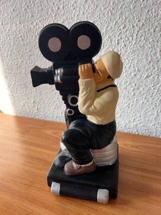 Estatua de cámara de cine antigua